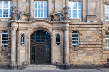 Düsseldorf, Almanya 10: 15 2023: Alman NRW 'nin başkenti olarak Dsseldorf' taki Yüksek Bölge Mahkemesi, hukuki süreçlerde davacı ve davalı ile yargı sistemini gösteriyor