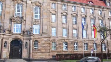 Düsseldorf, Almanya 10: 15 2023: Alman NRW 'nin başkenti olarak Dsseldorf' taki Yüksek Bölge Mahkemesi, hukuki süreçlerde davacı ve davalı ile yargı sistemini gösteriyor