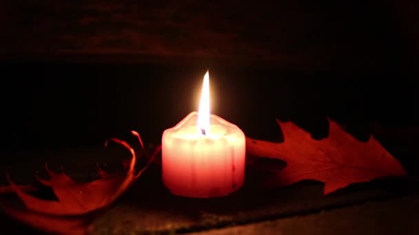 Romantische Brennende Kerze Herbstblättern Als Stimmungsvoller Herbsthintergrund Oder Halloween Hintergrund — Stockvideo