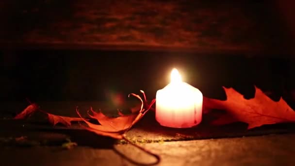 Romantische Brandende Kaars Herfst Bladeren Als Atmosferische Herfst Achtergrond Halloween — Stockvideo