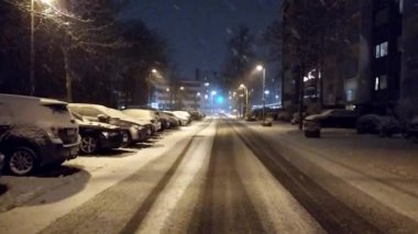 Akşam vakti kar yağışlı bir kış gecesi, buz ve donmuş kar ile şehir sokaklarında kar fırtınası kar fırtınası ya da kar fırtınası sonrası tehlikeli sokaklar oluşturur. Kış gecesi yolcular için tehlikeli sokaklar