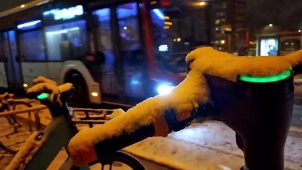 Noite Inverno Nevado Com Escooter Conceitos Compartilhamento Bicicleta Emobilidade Ruas — Vídeo de Stock