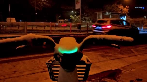 Śnieżna Zimowa Noc Escooter Lub Emobility Rower Koncepcje Podziału Śnieżnych — Wideo stockowe