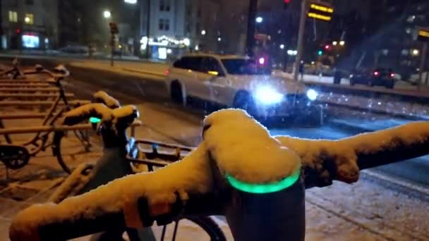 Verschneite Winternacht Mit Roller Oder Bike Sharing Konzepten Verschneiten Straßen — Stockvideo