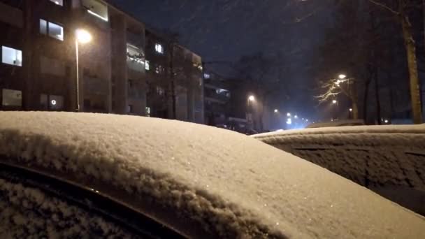 Verschneite Winternacht Auf Den Abendlichen Stadtstraßen Mit Frost Und Gefrorenem — Stockvideo
