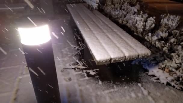 Χιονισμένο Παγκάκι Κρύα Νύχτα Του Χειμώνα Δείχνει Βαριά Χιονόπτωση Κατά — Αρχείο Βίντεο