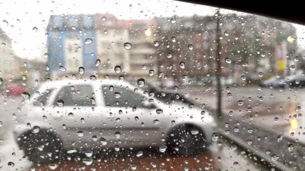 Regndroppar Bilfönstret Med Suddig Bakgrund Stadens Gator Bakgrund Regnig Dag — Stockvideo