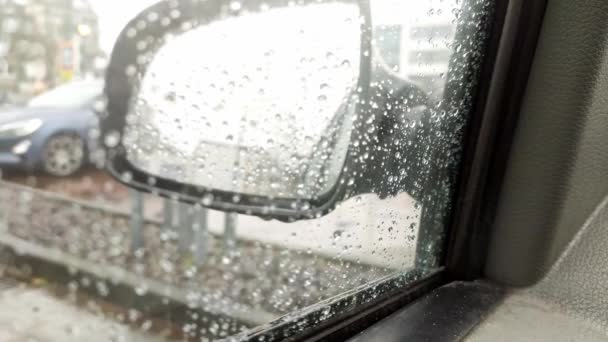 Regndroppar Bilfönstret Med Suddig Bakgrund Stadens Gator Bakgrund Regnig Dag — Stockvideo