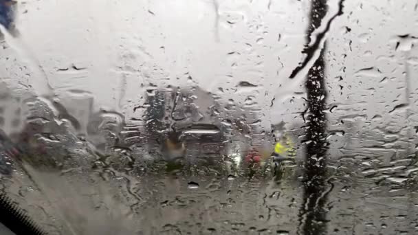 Picături Ploaie Fereastra Mașinii Fundal Neclar Străzilor Orașului Ziua Ploioasă — Videoclip de stoc