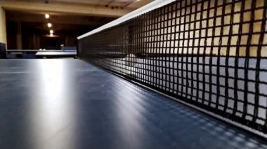 Yavaş hareket eden masa tenisi, masa tenisinin detaylı görüntüsüyle net rulo ve masa tenisi topunu raket ve sopayla ağlara çarpıp içeride pinpon oynayarak boş zaman aktivitesi yapıyor.