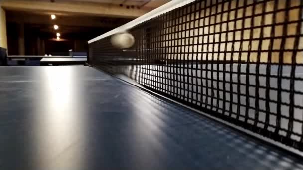 乒乓球 乒乓球作为休闲活动和室内职业体育竞赛活动时 乒乓球 乒乓球等球类运动动作缓慢 乒乓球 乒乓球等球类运动在近视 网目细节中的应用 — 图库视频影像