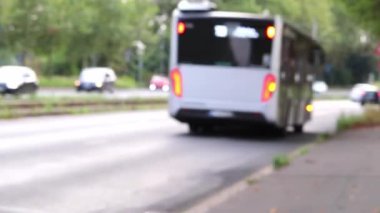 Bulanık şehir trafiği arka planında bulanık arabalarla şehrin arka planında şehir yaşamının ve trafiğin kalabalık caddelerde işe ya da modern şehirlerdeki banliyö yollarına aktığını gösteriyor.