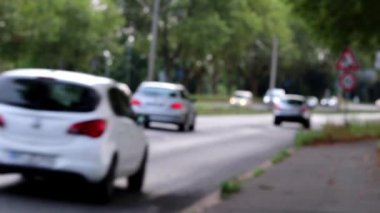 Bulanık şehir trafiği arka planında bulanık arabalarla şehrin arka planında şehir yaşamının ve trafiğin kalabalık caddelerde işe ya da modern şehirlerdeki banliyö yollarına aktığını gösteriyor.