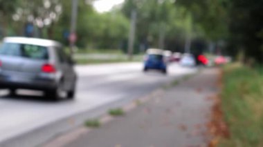 Bulanık şehir trafiği arka planında bulanık arabalarla şehrin arka planında şehir yaşamının ve trafiğin kalabalık caddelerde işe ya da modern şehirlerdeki banliyö yollarına aktığını gösteriyor.