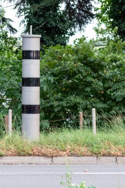 Alman otoyolundaki modern radar tuzağı ya da hız kontrolü şehir merkezlerinde hız kontrolü gösteriyor. Otoyol ve cadde maliyetleri ve sürücü ehliyetinde hız yaptıktan sonra para cezaları ve sivil ceza.