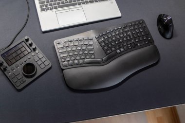 Ergonomik klavye ve ergonomik fare serbest çalışma için ergonomik ev ofis ekipmanı ve defter için sağlıklı iş yeri ve video düzenleme için evden verimli çalışma için temiz masaüstü