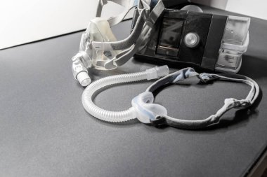 Burun maskeli CPAP maskesi ya da tam yüz maskeli Cpap makinesi tıkanan uyku apnesine karşı hastalara solunum maskesi başlığı şarjörü olarak yardımcı olur horlayan uyku bozukluğunda ilaç solumak için nefes almak kolaylaşır