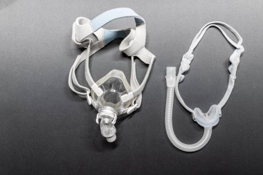 Burun maskeli CPAP maskesi ya da tam yüz maskeli Cpap makinesi tıkanan uyku apnesine karşı hastalara solunum maskesi başlığı şarjörü olarak yardımcı olur horlayan uyku bozukluğunda ilaç solumak için nefes almak kolaylaşır