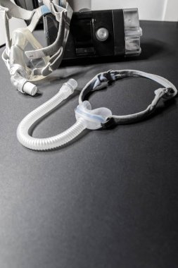 Burun maskeli CPAP maskesi ya da tam yüz maskeli Cpap makinesi tıkanan uyku apnesine karşı hastalara solunum maskesi başlığı şarjörü olarak yardımcı olur horlayan uyku bozukluğunda ilaç solumak için nefes almak kolaylaşır