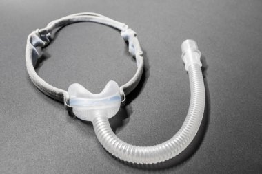 Burun maskeli CPAP maskesi ya da tam yüz maskeli Cpap makinesi tıkanan uyku apnesine karşı hastalara solunum maskesi başlığı şarjörü olarak yardımcı olur horlayan uyku bozukluğunda ilaç solumak için nefes almak kolaylaşır