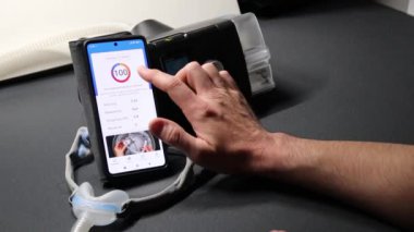 Cpap makineli erkek Avrupalı akıllı telefon uygulaması veya sağlık kontrolü için tıbbi uygulama ile tedavi analizlerini kontrol eden mobil sağlık araçları ile sağlık analizi yenilikçi uyku apnesi uygulamaları için mobil sağlık araçları