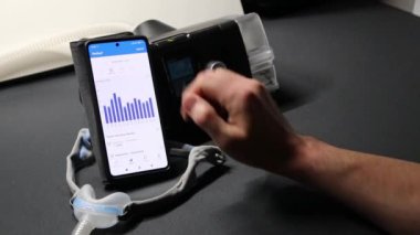 Cpap makineli erkek Avrupalı akıllı telefon uygulaması veya sağlık kontrolü için tıbbi uygulama ile tedavi analizlerini kontrol eden mobil sağlık araçları ile sağlık analizi yenilikçi uyku apnesi uygulamaları için mobil sağlık araçları