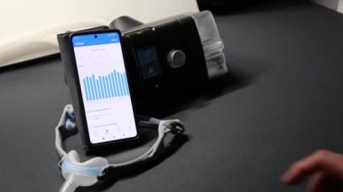 Cpap makineli erkek Avrupalı akıllı telefon uygulaması veya sağlık kontrolü için tıbbi uygulama ile tedavi analizlerini kontrol eden mobil sağlık araçları ile sağlık analizi yenilikçi uyku apnesi uygulamaları için mobil sağlık araçları