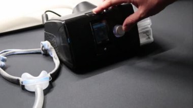 Cpap makineli erkek Avrupalı akıllı telefon uygulaması veya sağlık kontrolü için tıbbi uygulama ile tedavi analizlerini kontrol eden mobil sağlık araçları ile sağlık analizi yenilikçi uyku apnesi uygulamaları için mobil sağlık araçları