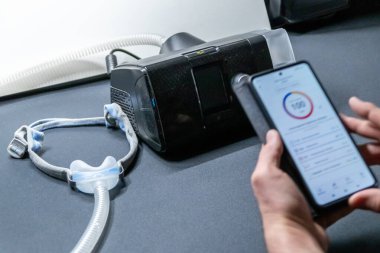 Cpap makineli erkek Avrupalı akıllı telefon uygulaması veya sağlık kontrolü için tıbbi uygulama ile tedavi analizlerini kontrol eden mobil sağlık araçları ile sağlık analizi yenilikçi uyku apnesi uygulamaları için mobil sağlık araçları