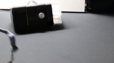 Cpap filtresi veya sağlık kontrolü için nemlendirici gibi terapi ekipmanlarını kontrol eden Cpap makineli erkek Avrupalı ve uyku apnesi maskeli yenilikçi sağlıklı uyku solunum sistemi için gece hazırlayıcı