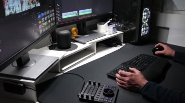 Ergonomik klavye ve ergonomik fare ve profesyonel video düzenleyici ve iki monitörlü hareket grafik tasarımcısı olarak video düzenleme için özel aygıt ile Avrupa adam video düzenleme ev ofis