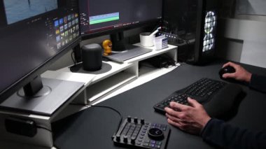 Ergonomik klavye ve ergonomik fare ve profesyonel video düzenleyici ve iki monitörlü hareket grafik tasarımcısı olarak video düzenleme için özel aygıt ile Avrupa adam video düzenleme ev ofis
