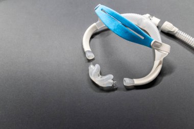Burun maskeli ya da burun maskeli CPAP maskeli Cpap makinesi tıkanmış uyku apnesine karşı hastalara solunum maskesi başlığı şarjörü olarak yardımcı oluyor. Nefes alma terapisi horlama uyku bozukluğunu iyileştirmek için.