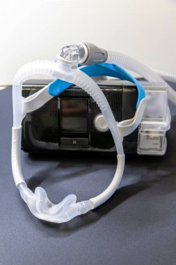 Burun maskeli ya da burun maskeli CPAP maskeli Cpap makinesi tıkanmış uyku apnesine karşı hastalara solunum maskesi başlığı şarjörü olarak yardımcı oluyor. Nefes alma terapisi horlama uyku bozukluğunu iyileştirmek için.
