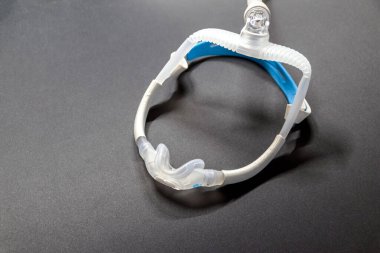 Burun maskeli ya da burun maskeli CPAP maskeli Cpap makinesi tıkanmış uyku apnesine karşı hastalara solunum maskesi başlığı şarjörü olarak yardımcı oluyor. Nefes alma terapisi horlama uyku bozukluğunu iyileştirmek için.