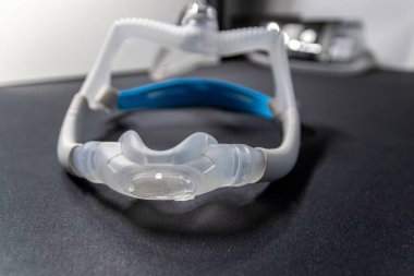 Burun maskeli ya da burun maskeli CPAP maskeli Cpap makinesi tıkanmış uyku apnesine karşı hastalara solunum maskesi başlığı şarjörü olarak yardımcı oluyor. Nefes alma terapisi horlama uyku bozukluğunu iyileştirmek için.