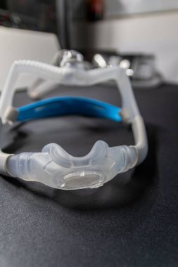 Burun maskeli ya da burun maskeli CPAP maskeli Cpap makinesi tıkanmış uyku apnesine karşı hastalara solunum maskesi başlığı şarjörü olarak yardımcı oluyor. Nefes alma terapisi horlama uyku bozukluğunu iyileştirmek için.