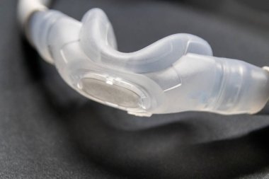 Burun maskeli ya da burun maskeli CPAP maskeli Cpap makinesi tıkanmış uyku apnesine karşı hastalara solunum maskesi başlığı şarjörü olarak yardımcı oluyor. Nefes alma terapisi horlama uyku bozukluğunu iyileştirmek için.