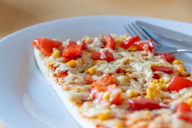 Vejetaryenlerin sağlıklı yaşam tarzı için otantik lezzetli vejetaryen pizzası ve fast food aperatifleri kırmızı biberli pizza ve lezzetli bir atıştırmalık olarak tatlı mısır ve peynir.