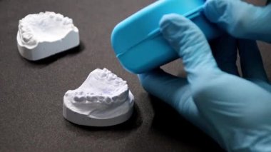 Diş izi ve diş teli, diş hekiminin diş macununa karşı diş koruması ve diş gıcırtısına karşı diş macunu ve diş macununa karşı diş macunu koruması için ellerini kullanıyor.