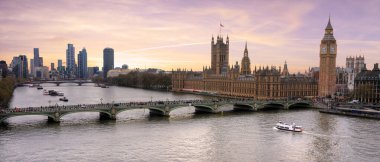 Londra 'daki Westminster Sarayı' nın güzel hava manzarası.
