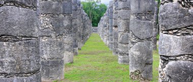 Chichen-Itza 'daki tapınak sütunları