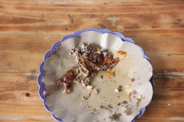 Tavuk yedikten sonra boş kase. Tahta masaya koy. İyi beslenme konsepti.