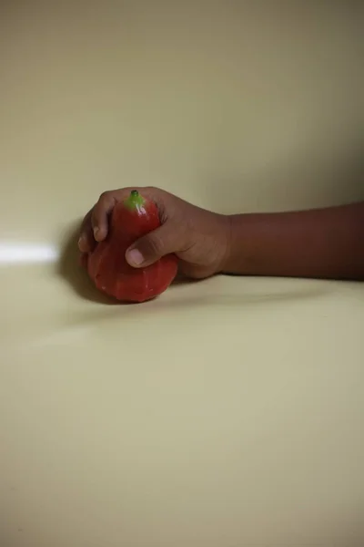 Guava Acqua Tenuta Mano Uno Sfondo Giallo Chiaro — Foto Stock