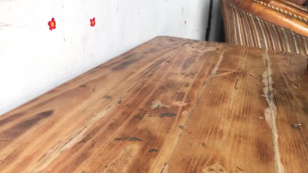 木製のテーブルの上に揚げ鶏と米のプレート — ストック動画