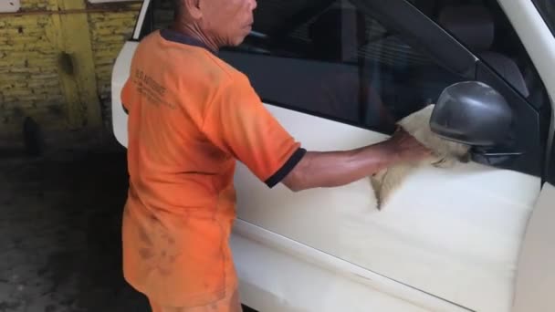 Λευκό Αυτοκίνητο Πλύση Σαπουνάδα Υγρό — Αρχείο Βίντεο