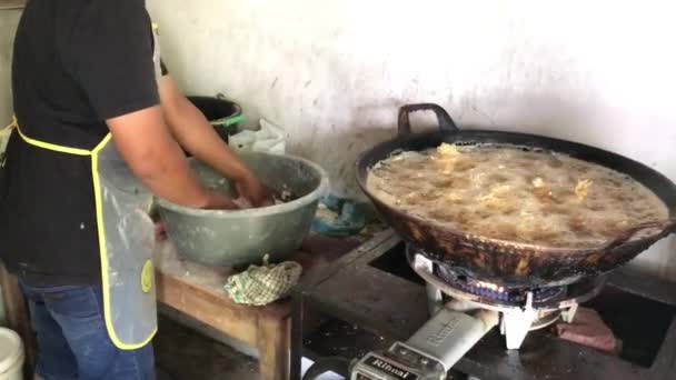 Tavuk Satıcıları Tavuğu Kızgın Yağ Tenceresinde Kızartırlar — Stok video