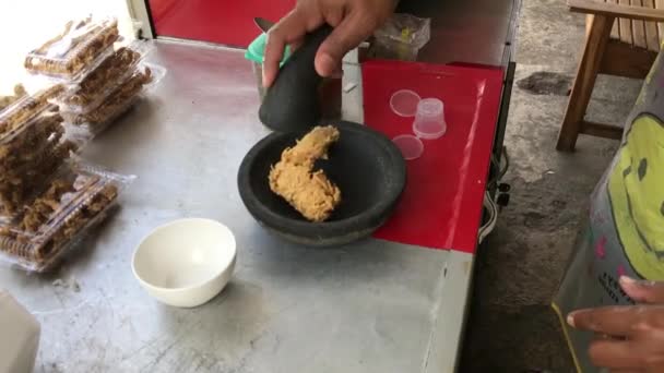 Сделать Geprek Курица Популярное Блюдо Дробленой Жареной Курицы Красный Чили — стоковое видео