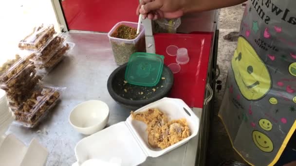 Χύνοντας Σάλτσα Τσίλι Στο Κοτόπουλο Geprek — Αρχείο Βίντεο