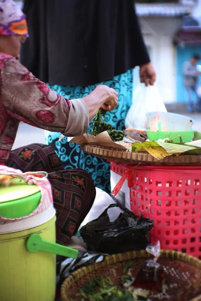 一位印度尼西亚老妇人正在为顾客准备 薄饼菜 西葫芦是印度尼西亚的一种传统食品 — 图库照片
